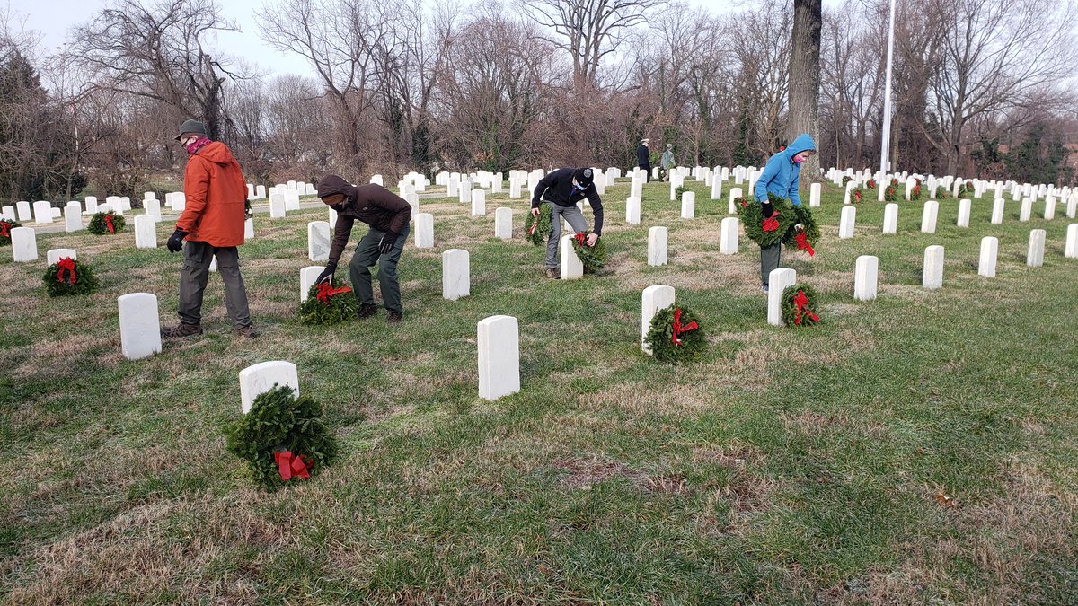 BSATroop454's tweet photo. Scouts participated in placing wreaths at Annapolis Veterans Cemetery. #aSCOUTisREVERENT #ScoutsDoMore https://t.co/b6wxqyfzNN