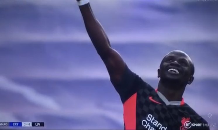 Sadio Mané: "Você me conhece, eu gosto de repetir as comemorações dos outros, se tiver alguma comemoração, me mostra!"

Garoto: "Essa, para o meu avô."

Mané após o seu gol hoje: ❤