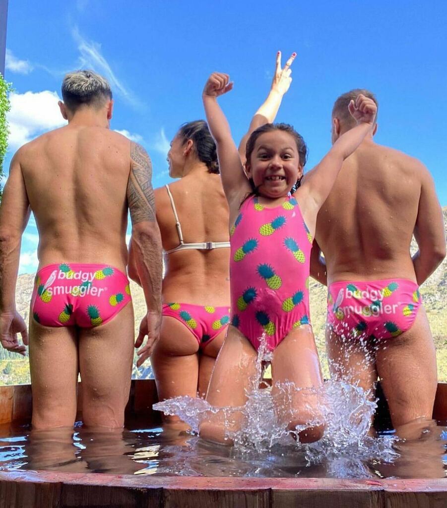 BudgySmuggler's tweet photo. The whole family knows what’s up 🙌🏽💕 .
Pic: @mscaseyboxall #PinkFineapples @smugglettes #Smugglettes #BudgySmuggler https://t.co/nbTacreGDF https://t.co/E6pXvZ0hP7