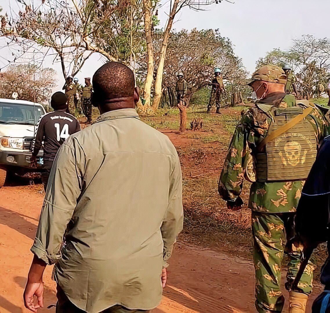 Russian private military contractors providing security for a Central African Republic official as he checks on soldiers in Bangui. One is wearing Beryozka camouflage uniform. 28/ https://t.me/grey_zone/6398&nbsp;