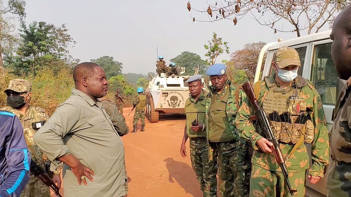 Russian private military contractors providing security for a Central African Republic official as he checks on soldiers in Bangui. One is wearing Beryozka camouflage uniform. 28/ https://t.me/grey_zone/6398 