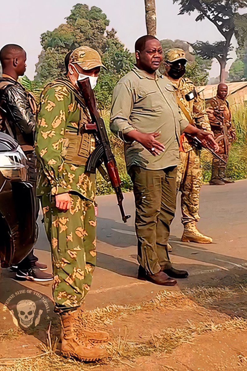 Russian private military contractors providing security for a Central African Republic official as he checks on soldiers in Bangui. One is wearing Beryozka camouflage uniform. 28/ https://t.me/grey_zone/6398 