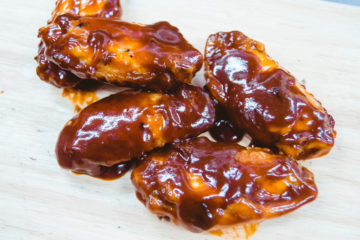 Wingomania's tweet photo. Pan-Fried wings glazed with homemade sticky-smokey BBQ 🤗

#WingomaniaBTS 📸 #WeWing 🍗 https://t.co/29xEx6yxD5