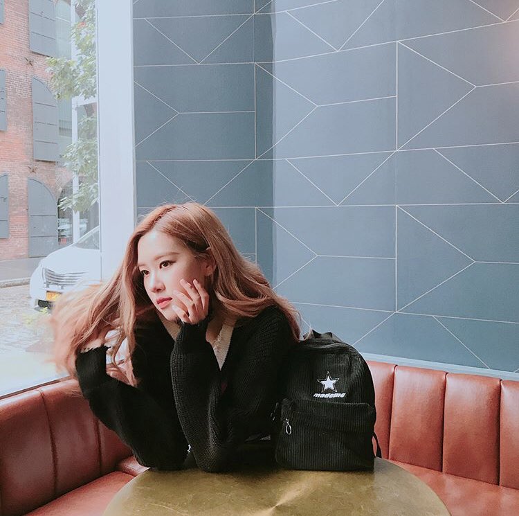 bydarkrose's tweet photo. · / ♡̷ ⁺丶DΛRK ✧ ROSE ıs the revølutıøn ˀˀ ₊ (✰.) ᥒᥱᥕ ヘ 𝕦𝕡 /. 𝐝𝐚𝐭𝐞 ﹆ #BadBoyRvx + #4thCBRVX + #BadBoyDown
Nuestra Amę chiquita no se podía perder el comeback de su querida Vanille junto con las niñas de @wereveIuxion. Les deseamos muchísima suerte, hermosas. ♡ https://t.co/lV7UjoXMMB