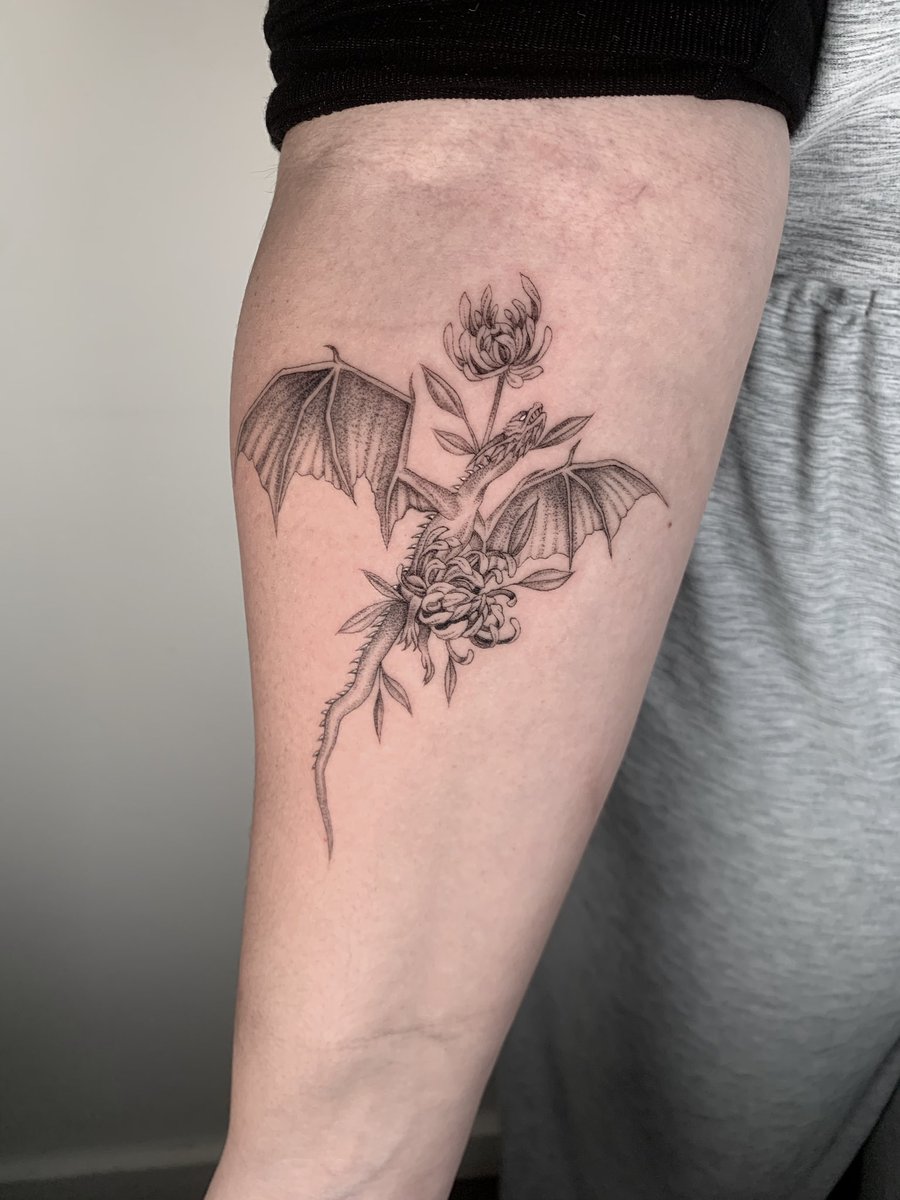 EthanoberholZer's tweet photo. Tiny dragon and chrysanthemums for Whisper https://t.co/YZ5fGlFZBk