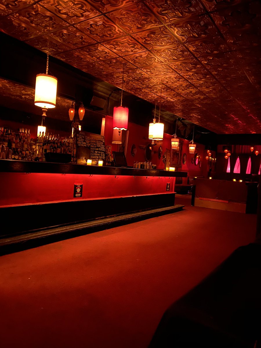 la_femme_gela's tweet photo. Stopped by for a drink at @GreenLadyLounge. The best bartender, Laurie, is working so stop in and give her some business. #ClassicKC https://t.co/Wmp2w2MAZl