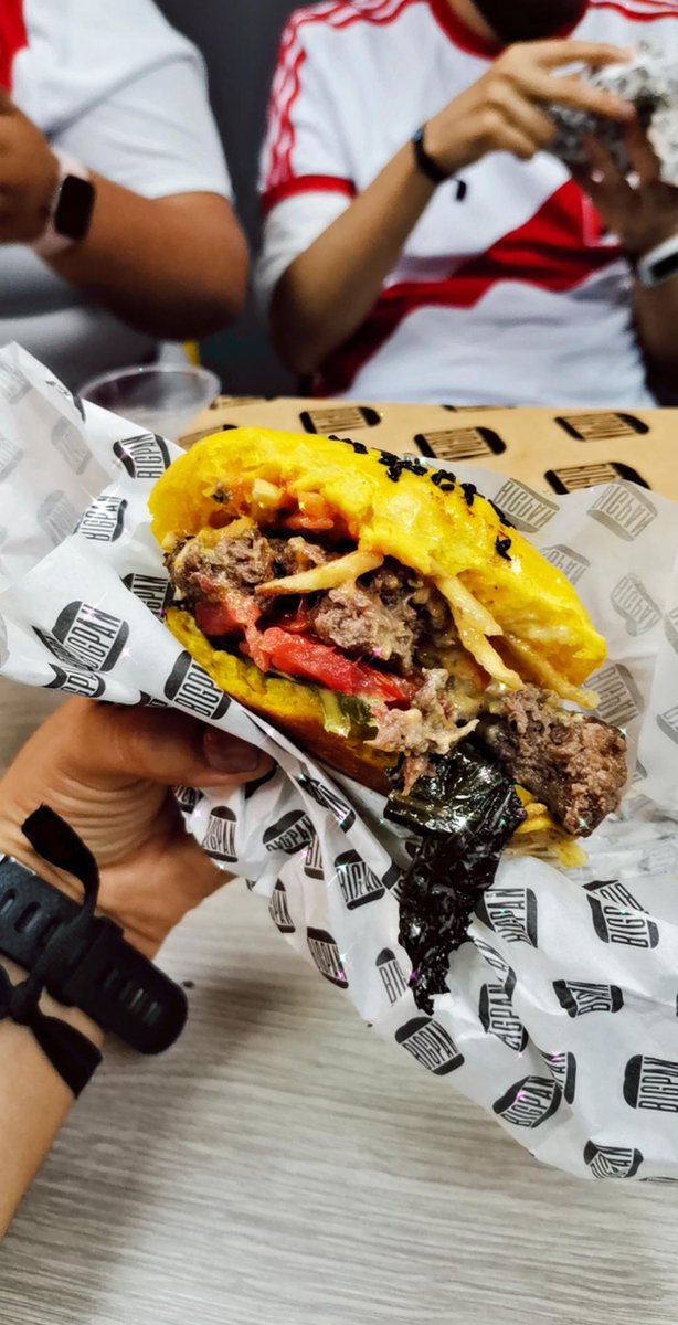 itrujillanita's tweet photo. #DonaTuitPerúSeHizo y @bigpanpe también se hizo con las reales Hamburguesas, su pancito más bueno 🤤, si vuelvo a lima sin duda caigo a este point sin pensarlo 😍🤤
#SorteoBigPan https://t.co/fSibmsSggq
