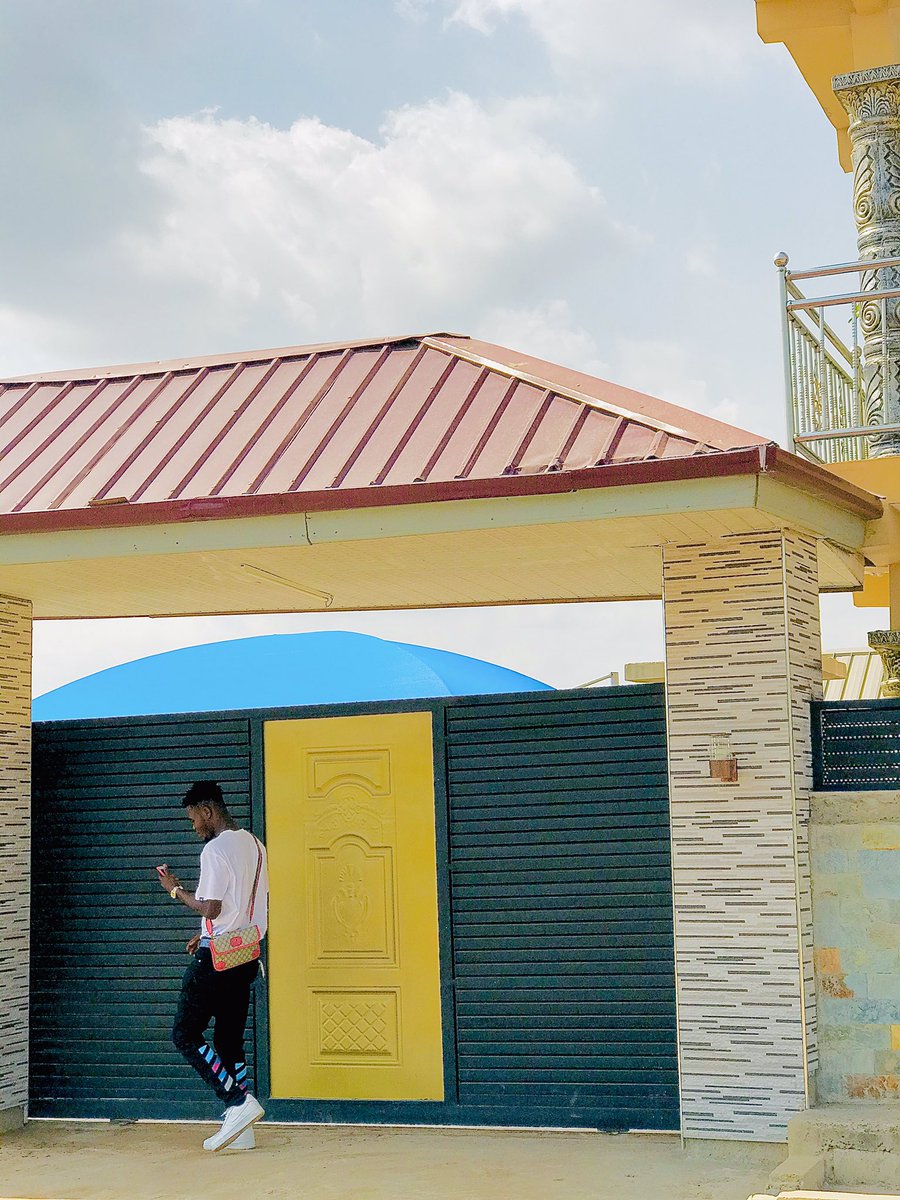 edwin_scripture's tweet image. Staying positive doesn't mean you have to be happy all the time. It means that even on hard days you know that there are better ones coming.