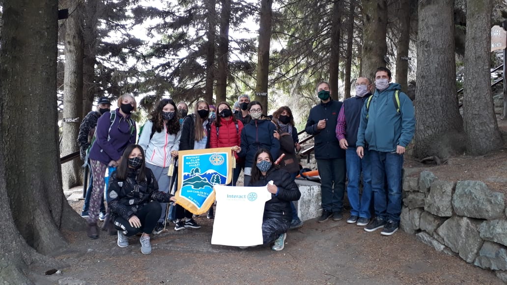 Interact_NH_'s tweet photo. Hoy finalizamos el 2020 con nuestra primera salida, en donde hicimos una caminata y envolvimos los regalos de navidad para llevar el merendero Los Corazones de Beatriz
#intaract #rotaryinternational #amistad #navidad2020 #caminata #regalosnavideños https://t.co/ps3niM0yxZ