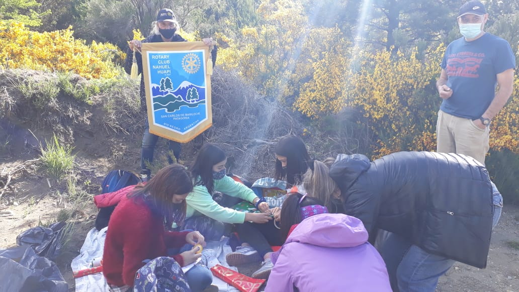 Interact_NH_'s tweet photo. Hoy finalizamos el 2020 con nuestra primera salida, en donde hicimos una caminata y envolvimos los regalos de navidad para llevar el merendero Los Corazones de Beatriz
#intaract #rotaryinternational #amistad #navidad2020 #caminata #regalosnavideños https://t.co/ps3niM0yxZ