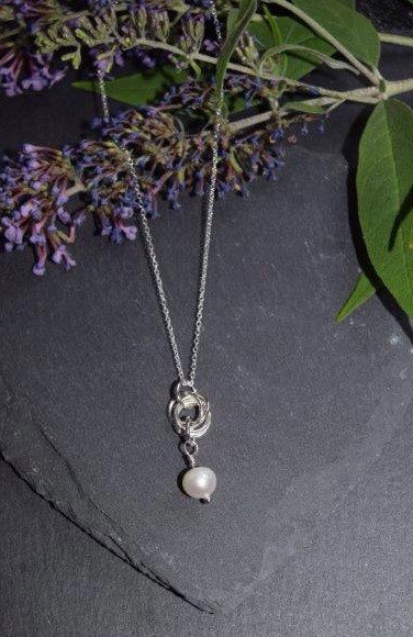 ArtisanJByViv's tweet photo. Sterling Silver Pearl Necklace, Pearl Pendant, Chainmaille Jewellery, Pearl Jewellery, Pearl Anniversary Gift, Christmas Gift For Wife https://t.co/zSuhhw9L7X #BeadsofCreation #Etsy #PearlJewellery https://t.co/SqV1ywI5CJ