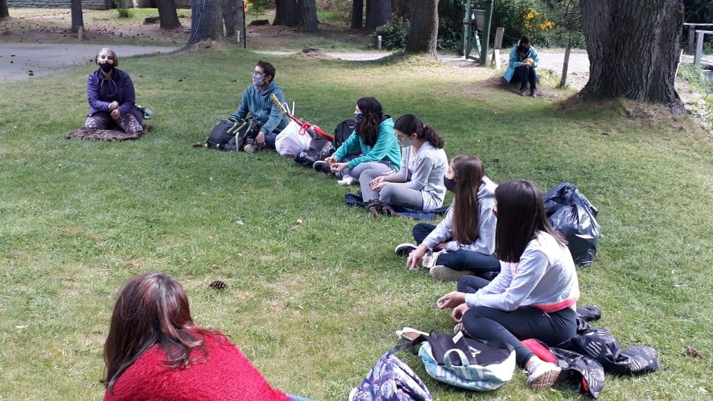 Interact_NH_'s tweet photo. Hoy finalizamos el 2020 con nuestra primera salida, en donde hicimos una caminata y envolvimos los regalos de navidad para llevar el merendero Los Corazones de Beatriz
#intaract #rotaryinternational #amistad #navidad2020 #caminata #regalosnavideños https://t.co/ps3niM0yxZ