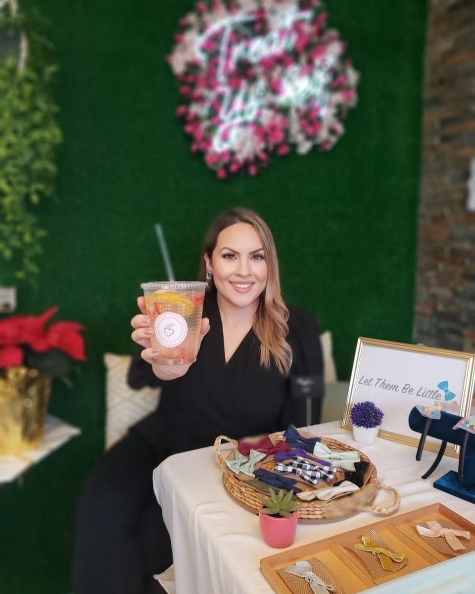 eliart_'s tweet photo. Partnered with 2 amazing Latina Owned businesses this weekend to host holiday pop up shops ! 
My small business: Juicey_Gems  

#Latinabusinessowners #supportsmallbuisness #community #shoplocal https://t.co/eKnR737wEW