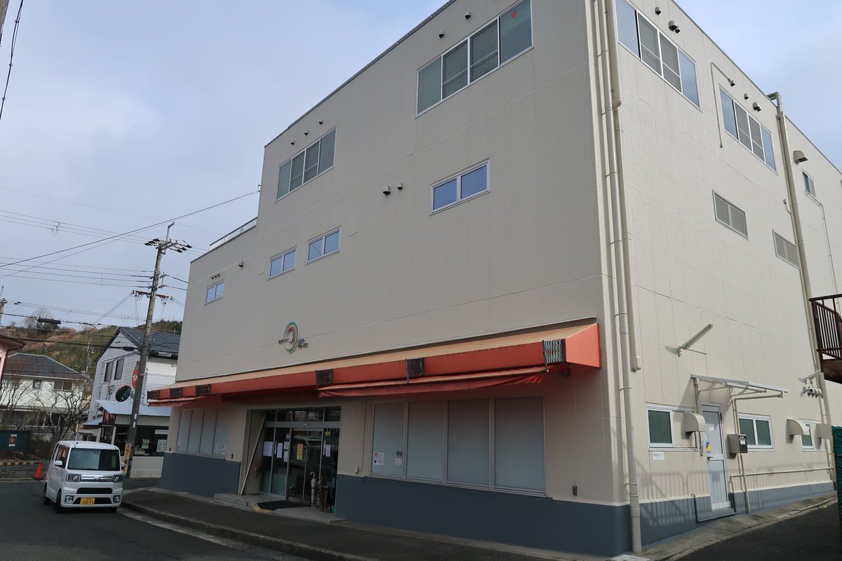 神々廻宿 茨木台ニュータウン バブル期の負の遺産とされる北摂四大限界ニュータウンの筆頭格 茨木の名を冠しているが所在地は京都府亀岡市 摂津国ですらない 個人経営の商店らしきものが見られたが既に閉店 最寄りコンビニですら6kmも離れているため