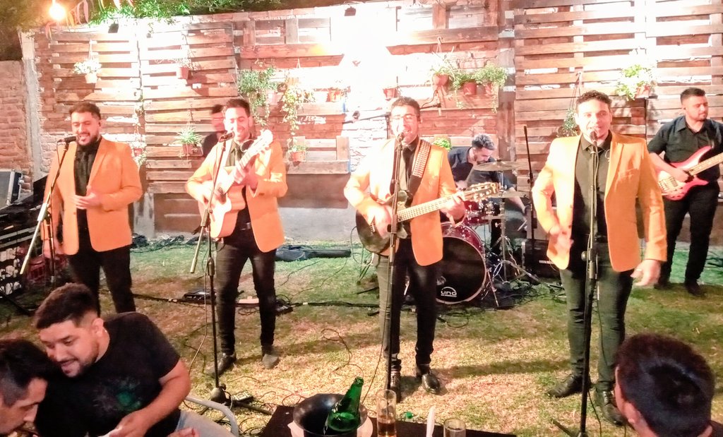 MaritoSanchez18's tweet photo. ¡No todo en la Vida es trabajo saben decir 🙈. En "Pueblo Chico" con un gran amigo de años #ChayeritoJosho #José #Silva escuchando a los changos de #Catamarca #Catuchos esperando a mis hermanos de @loslegalesok🎵🎶!..
#VolviendoAlRuedo
#QueBelloEsElFolclore
#MiVidaEnUnSoloAcorde https://t.co/Dx00F1IBQE