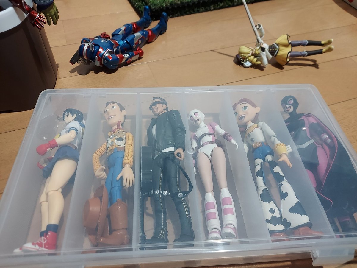 黒衣を着たr Shfiguarts フィギュアーツ Figma オモ写 百均 フィギュアを飾る棚がない オモ写する時出し入れめんどくさい って 時に役立つかも 色移りの可能性あるので 間に紙を入れたり ちょっと工夫は必要かもしれませんが 安くで収納でき