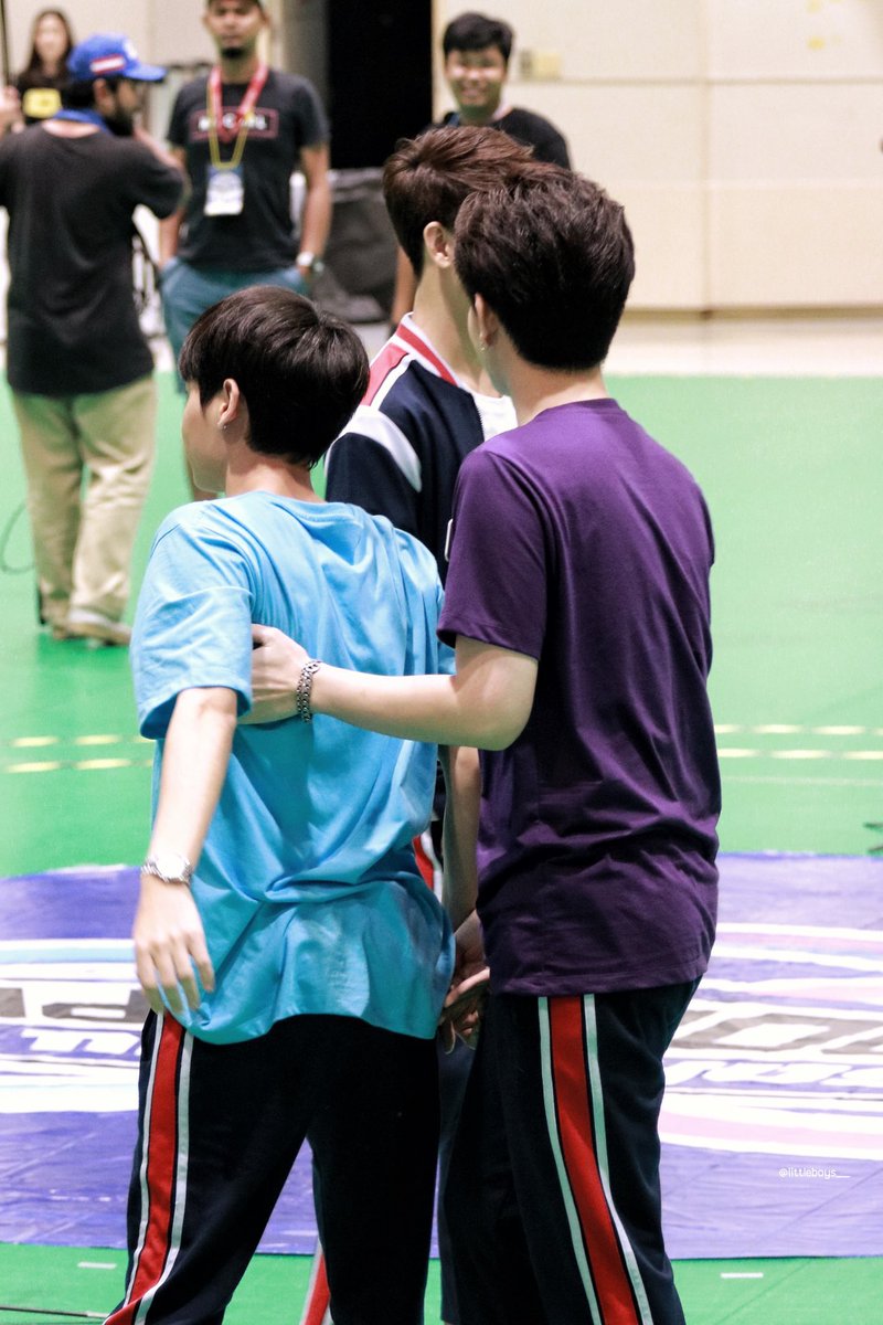 sphyngly_'s tweet photo. boy why you holding hands? 👀 https://t.co/Nlh8PXBtgg