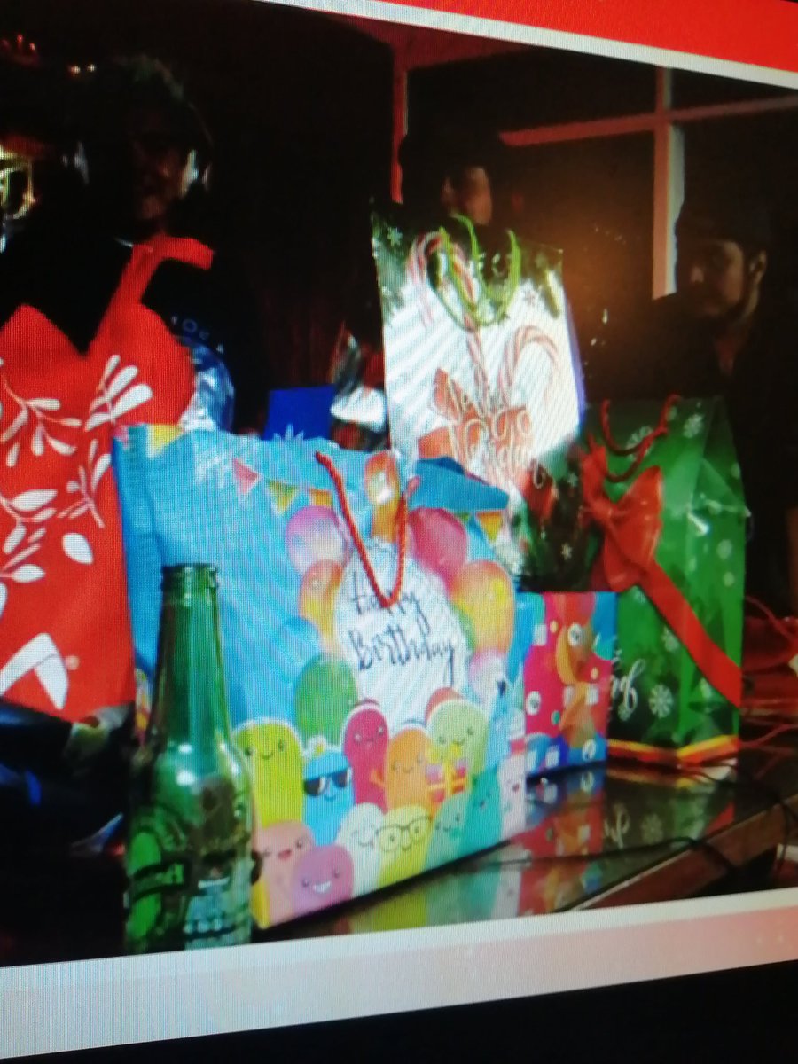 mavime04's tweet photo. Cualquier bolsa de regalo nunca falla para Navidad jajaja #LuisitoRadio https://t.co/Ie7mhu8QMH