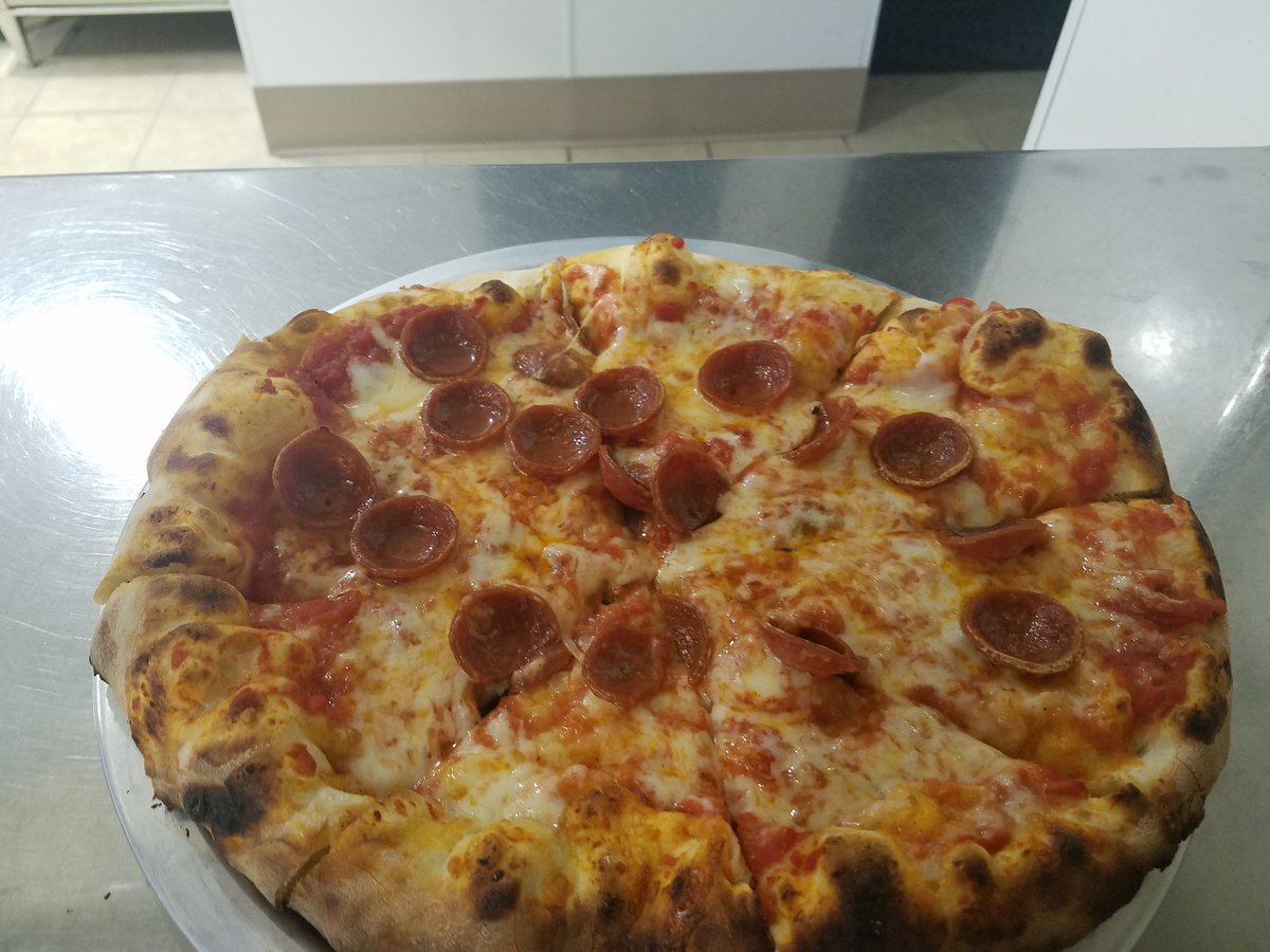 100IBUs's tweet photo. Yo @dasMEHDI you wanted to see some of my work.  Here are some fancy plates and a za, check out https://t.co/Q0zKPzyonl to see the entire place and what we are doing now! https://t.co/5GGDuAidyp