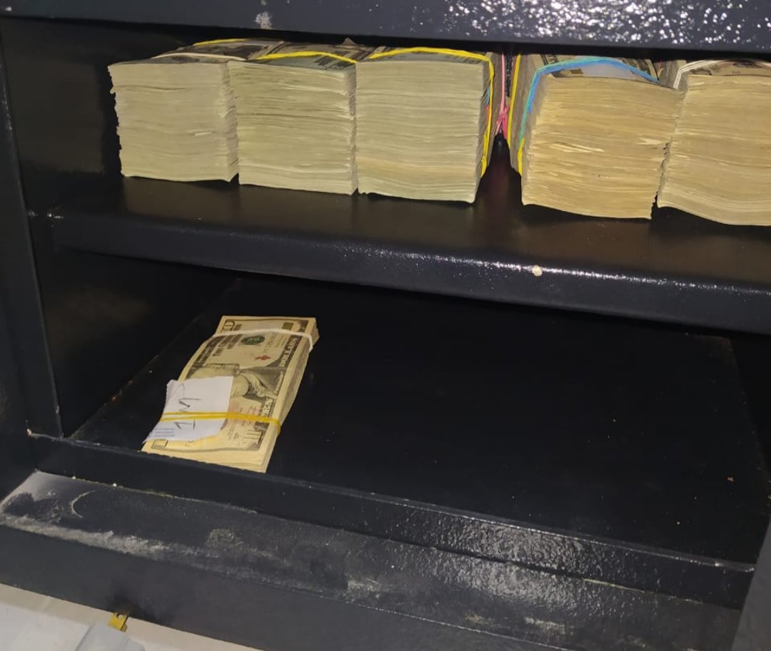 FiscaliaEcuador's tweet photo. #ATENCIÓN | #Guayas: #FiscalíaEc y @PoliciaEcuador desarticularon hoy a presunta organización narcodelictiva, responsable de frustrado envío de 715 kilos de droga. Los 6 detenidos trabajarían en Puerto Marítimo de #Guayaquil.
#FiscalíaContraElDelito https://t.co/dqQE8PYbQc