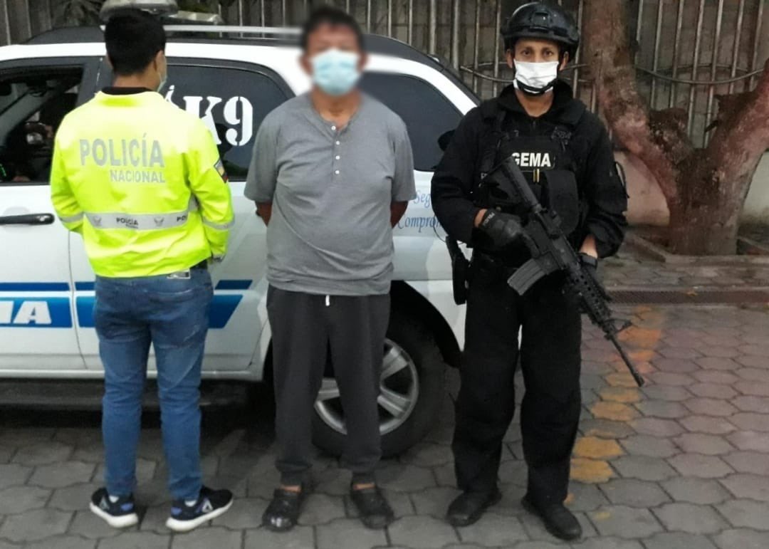 FiscaliaEcuador's tweet photo. #ATENCIÓN | #Guayas: #FiscalíaEc y @PoliciaEcuador desarticularon hoy a presunta organización narcodelictiva, responsable de frustrado envío de 715 kilos de droga. Los 6 detenidos trabajarían en Puerto Marítimo de #Guayaquil.
#FiscalíaContraElDelito https://t.co/dqQE8PYbQc