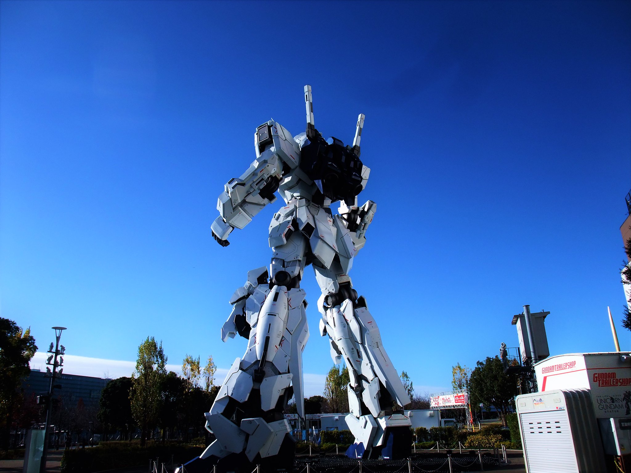 Gundam Trailer Shop おはようございます 今日のお台場の天気は晴れ 只今の気温は７ です 今朝も寒かったですね 晴れの日と曇りの日では 曇りの方が暖かいんですよ 雲が温度を逃がさないようにしているからなんだとか 少し寒くても私は晴れの方が