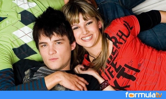 FormulaTV's tweet photo. Los protagonistas de #FoQ recrean la imagen más mítica de la serie 12 años después https://t.co/lOdB026L1a https://t.co/qFlKk76lft