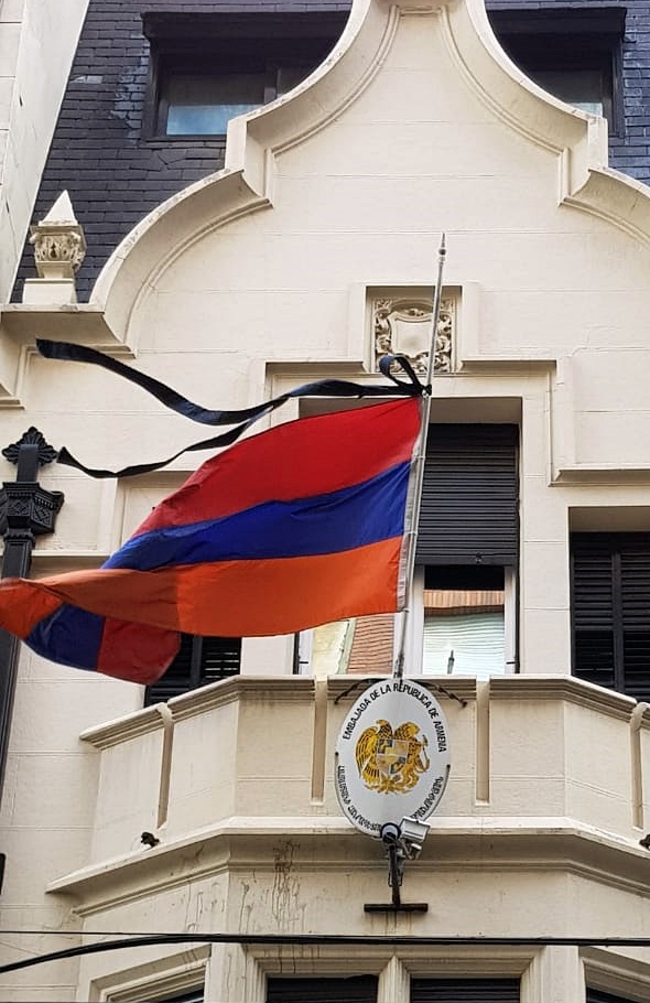 armembargentina's tweet photo. El Gobierno de la República de Armenia declaró Duelo Nacional del 19 al 21 de diciembre, en homenaje a los caídos en defensa de la Patria durante la guerra de Artsaj. 
Con tal motivo, la bandera de la Embajada de Armenia en Buenos Aires permanece a media asta con un crespón negro https://t.co/8xPnoGqd1w