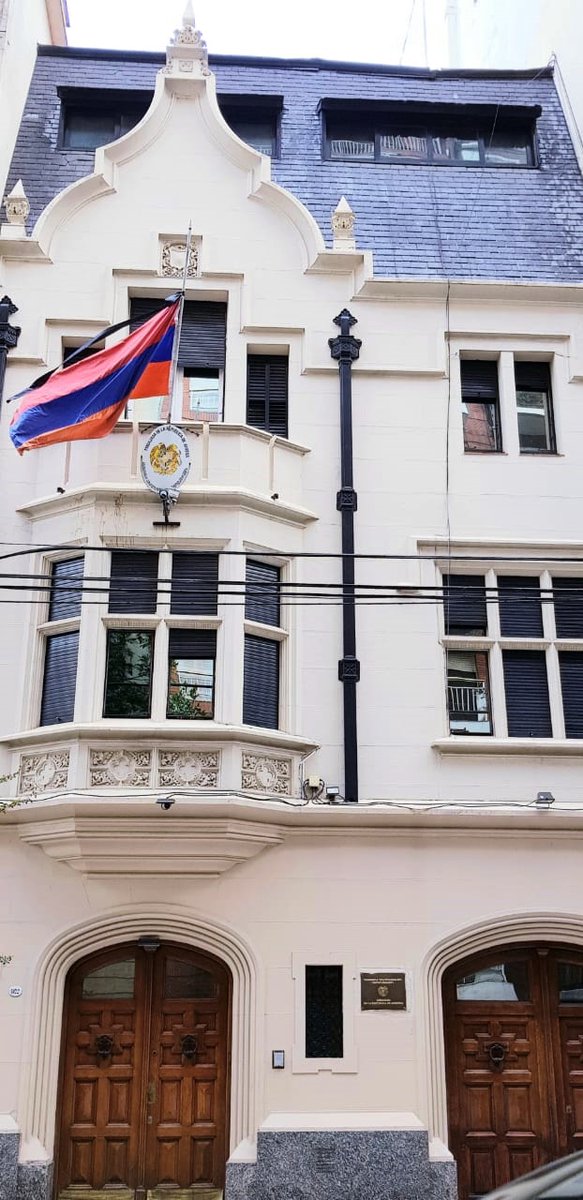 armembargentina's tweet photo. El Gobierno de la República de Armenia declaró Duelo Nacional del 19 al 21 de diciembre, en homenaje a los caídos en defensa de la Patria durante la guerra de Artsaj. 
Con tal motivo, la bandera de la Embajada de Armenia en Buenos Aires permanece a media asta con un crespón negro https://t.co/8xPnoGqd1w