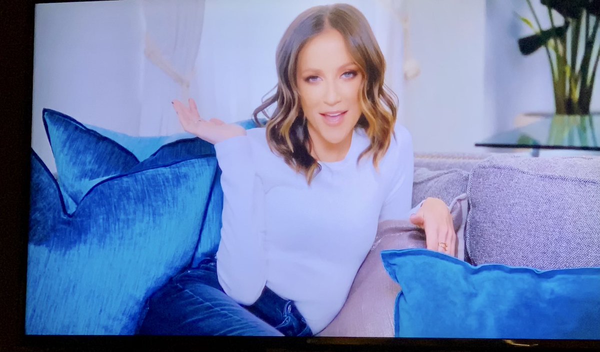 _TaraNye's tweet photo. Hey @nflnetwork - aren’t you supposed to have substantiative content or are you attempting to lure men to subscribe?  The interview w @heykayadams - sadly off putting.  This doesn’t do anything for women. #nfl #gopackgo https://t.co/6D5olLOLSS