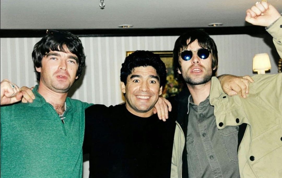Noel y Liam Gallagher con Maradona, 1997.
