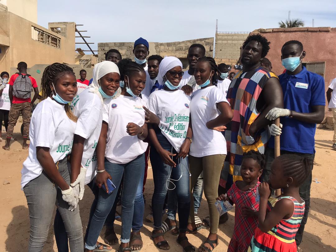 ABG_49's tweet photo. 2/3 #OPERATION_THIAROYE_VERT🍀
B-More than 70 houses have benefited from 1 or 2 shaded plants🌳 in front of their concessions.
Our congratulations to #RAJIT🍀as well as all the people who took part in these environmental days
#Kebetu #SDGs
@SenOxy9 ♻️ #climateaction
@ABG_49 🌱 https://t.co/dr2PzArQef