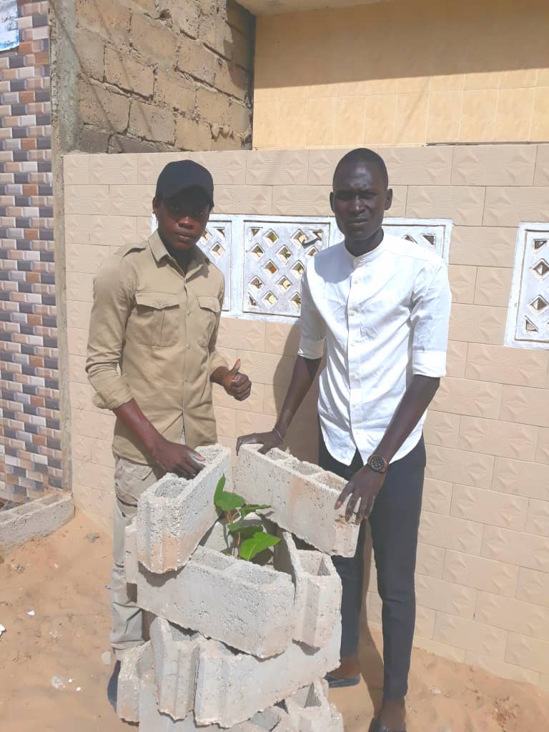 ABG_49's tweet photo. 2/3 #OPERATION_THIAROYE_VERT🍀
B-More than 70 houses have benefited from 1 or 2 shaded plants🌳 in front of their concessions.
Our congratulations to #RAJIT🍀as well as all the people who took part in these environmental days
#Kebetu #SDGs
@SenOxy9 ♻️ #climateaction
@ABG_49 🌱 https://t.co/dr2PzArQef