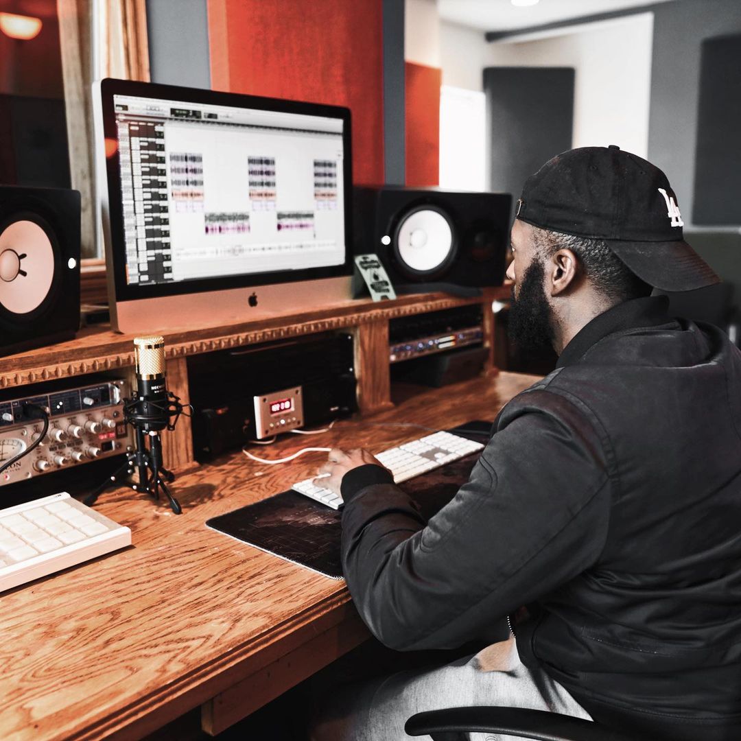 FullSail's tweet photo. Congrats to #FullSail grad Jerry Martin on 10 years of Soundscape Studios! 😁🙌🎶
#PhotoOfTheWeek
(📷: blessthegenius/soundscapestudios.va) https://t.co/VtvD2eQb9n