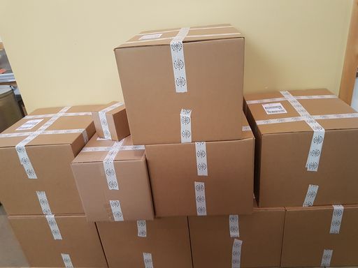 WorkerandHive's tweet image. We love packing shipments with our new Worker and Hive tape. 
Need something shipped?

#Beeequipment #beekeepinginalberta #honeybees #supportlocal #honeybeesupplies