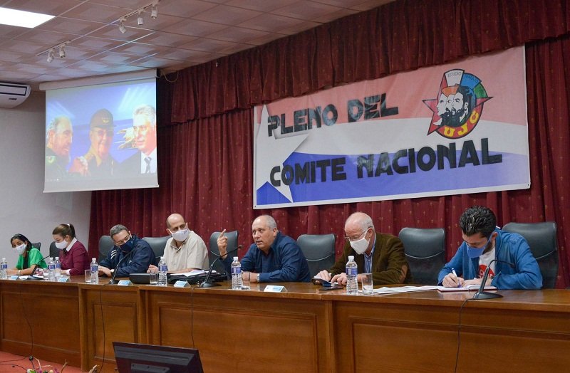 "Los que resisten y luchan; los que confían y sueñan; los que saben más de soles que de manchas, pueden contar con los jóvenes, no fallaremos".
Pleno de la <a href="/UJCdeCuba/">UJC de Cuba</a> 
#CubaViva 
#Cuba 
#SomosContinuidad