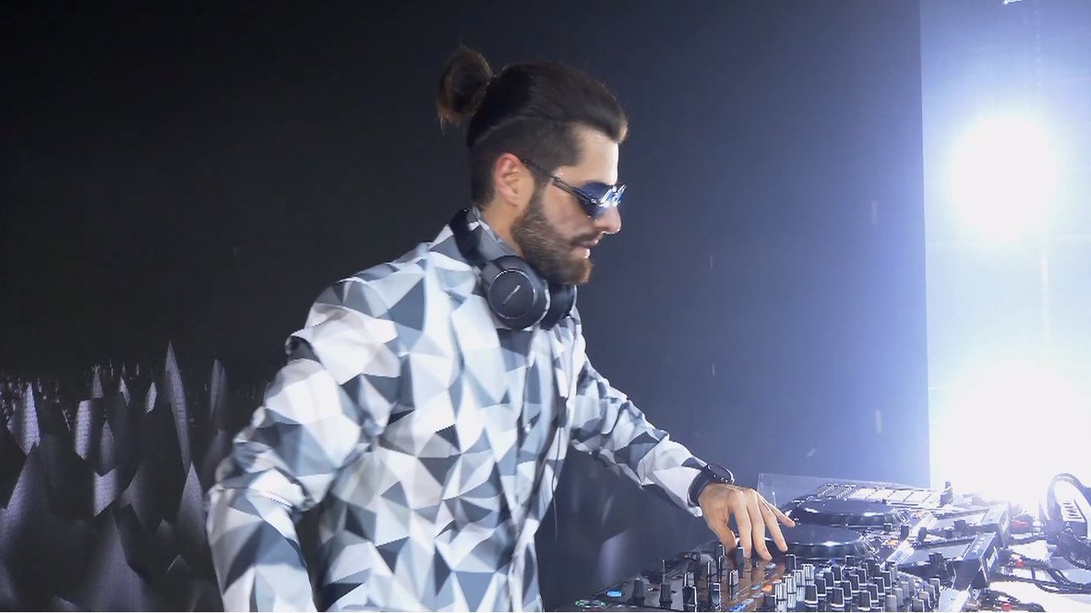 jaciqf's tweet photo. LITERALMENTE ALIVE COM O MELHOR DJ DO UNIVERSO!!! TA SENTINDO A ENERGIA ? #AliveAlok #Alok @alokoficial #AlokTeamFans #Vivo #AlokVivo #3coracoes #aloknomultishow https://t.co/YXLB3xIepf