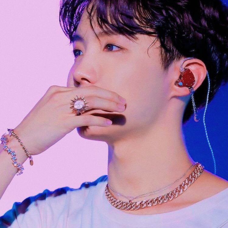 demseokdimple's tweet photo. Hoseok pretty doll details 💗 https://t.co/ZmiQKPHJep