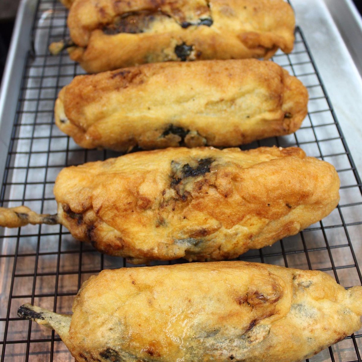 ChefMartinLopez's tweet photo. Chiles en Nogada 🌶
Chile Relleno, Mexican dish of poblano chiles stuffed with a sweet savory picadillo topped with a walnut-based cream sauce.
Get the full recipe here https://t.co/R8YEs5ahcj and visit https://t.co/jl7JTkrIdU for more cooking ideas. https://t.co/8emtPDK1fl https://t.co/OVTqEvZXtm