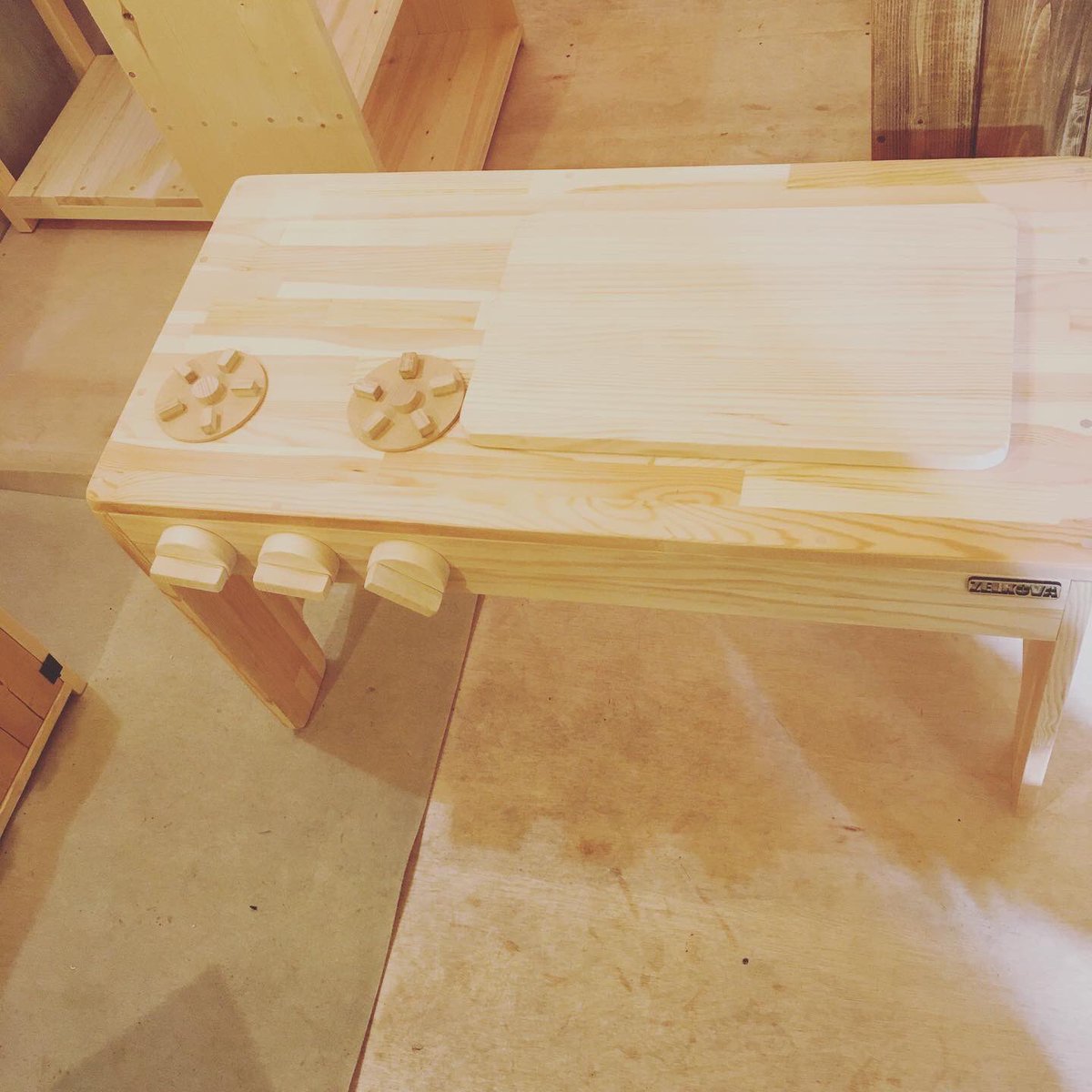 zelkova_craft's tweet photo. ZELKOVA 蔵王PATIO店です😊
天気は良いですが寒いですね😨
影になってる所は凍結している可能性がございますので、お気をつけください！ままごとキッチンの2WAY仕様です＾＾キッズデスクとしてもお使いできます！その他にも多数の商品がSALE価格になってますので、ぜひご来店ください☺️
#蔵王PATIO https://t.co/aHI4iS28ZO