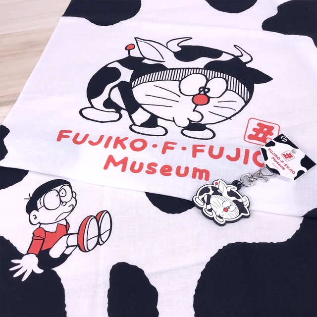 川崎市 藤子 F 不二雄ミュージアム 12 26 土 新発売 ショップにお正月アイテムが仲間入り 来年の干支 丑 に扮した ドラえもんがデザインされた 手ぬぐい 0円 ラバーキーホルダー 660円 高崎の工芸品 ミニだるま ドラえもん ドラミ 各2 112円 川崎市 藤子 F 不二雄ミュージアム 12 26 土 新発売 ショップにお正月アイテムが仲間入り 来年の干支 丑 に扮した ドラえもんがデザインされた 手ぬぐい 0円 ラバーキーホルダー 660円 高崎の工芸品 ミニだるま ドラえもん ドラミ 各2 112円