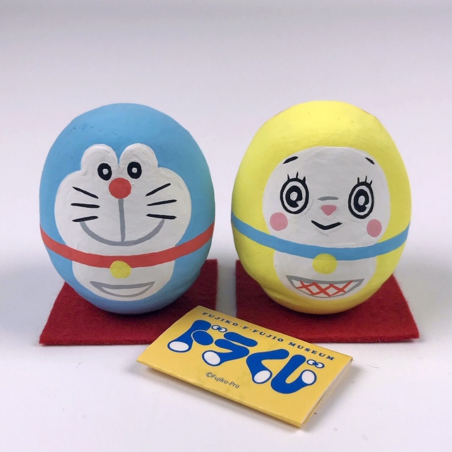 川崎市 藤子 F 不二雄ミュージアム 12 26 土 新発売 ショップにお正月アイテムが仲間入り 来年の干支 丑 に扮した ドラえもんがデザインされた 手ぬぐい 0円 ラバーキーホルダー 660円 高崎の工芸品 ミニだるま ドラえもん ドラミ 各2 112円 川崎市 藤子 F 不二雄ミュージアム 12 26 土 新発売 ショップにお正月アイテムが仲間入り 来年の干支 丑 に扮した ドラえもんがデザインされた 手ぬぐい 0円 ラバーキーホルダー 660円 高崎の工芸品 ミニだるま ドラえもん ドラミ 各2 112円