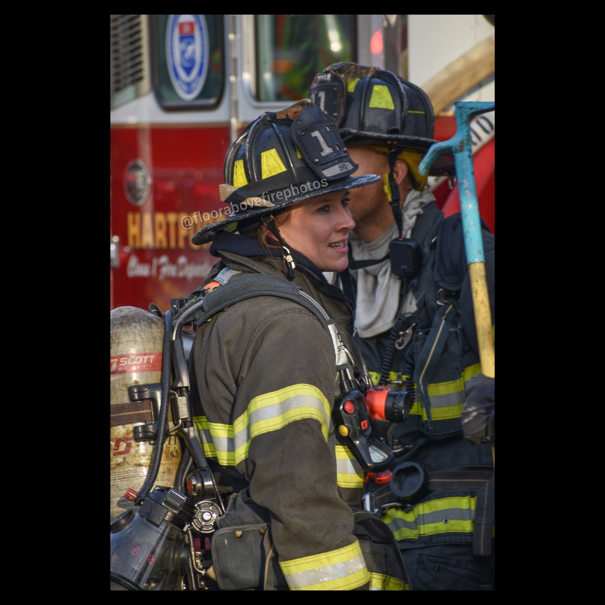JoeyMayette's tweet photo. 2 alarms of fire at 401 Sigourney St, Hartford Ct 12/19/20 @ctfirephoto @HartfordFire760 https://t.co/YoXl7CHsAu