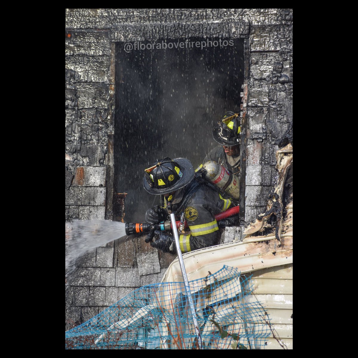 JoeyMayette's tweet photo. 2 alarms of fire at 401 Sigourney St, Hartford Ct 12/19/20 @ctfirephoto @HartfordFire760 https://t.co/YoXl7CHsAu