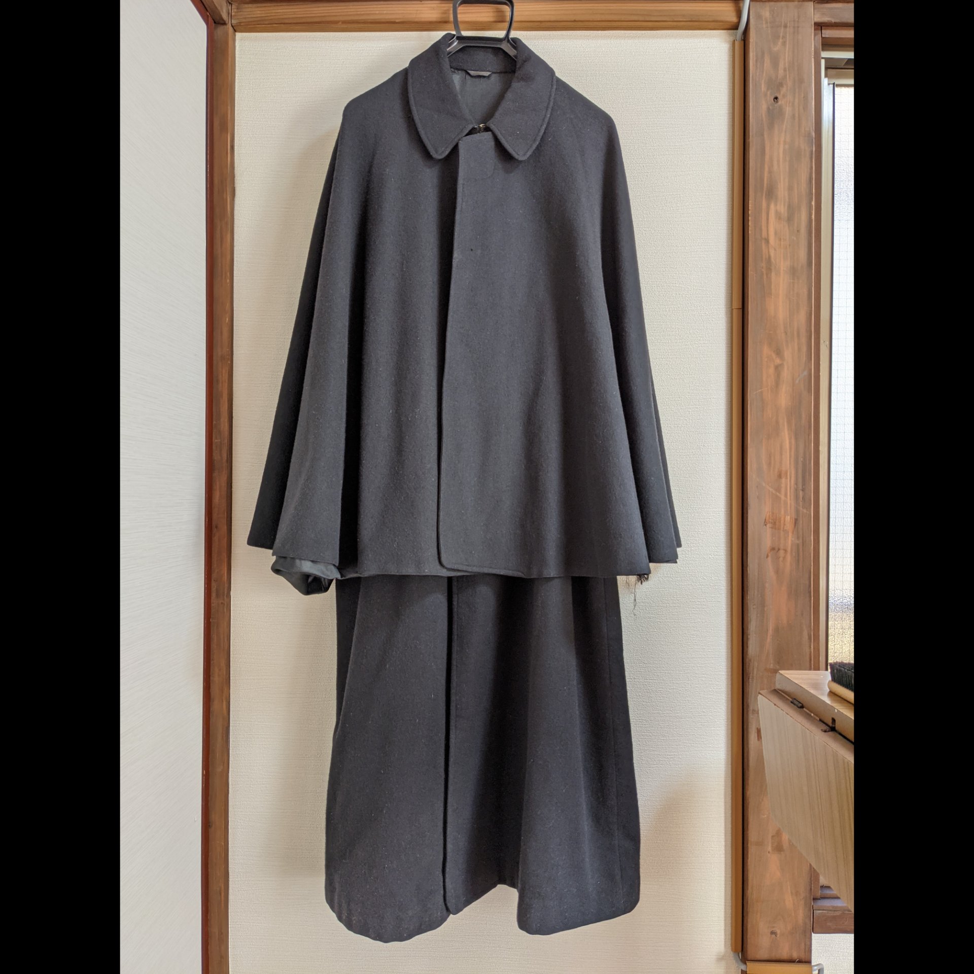 じん 自分の服は自分で作ろう 着物の時に着ている昭和初期のトンビ インバネス コート ずっと現役だったので生地もすり切れて縫い目も引っ張れば崩壊する もったいないので解体して型紙作って複製しようと思います 別珍のパイピングとか極細玉縁の