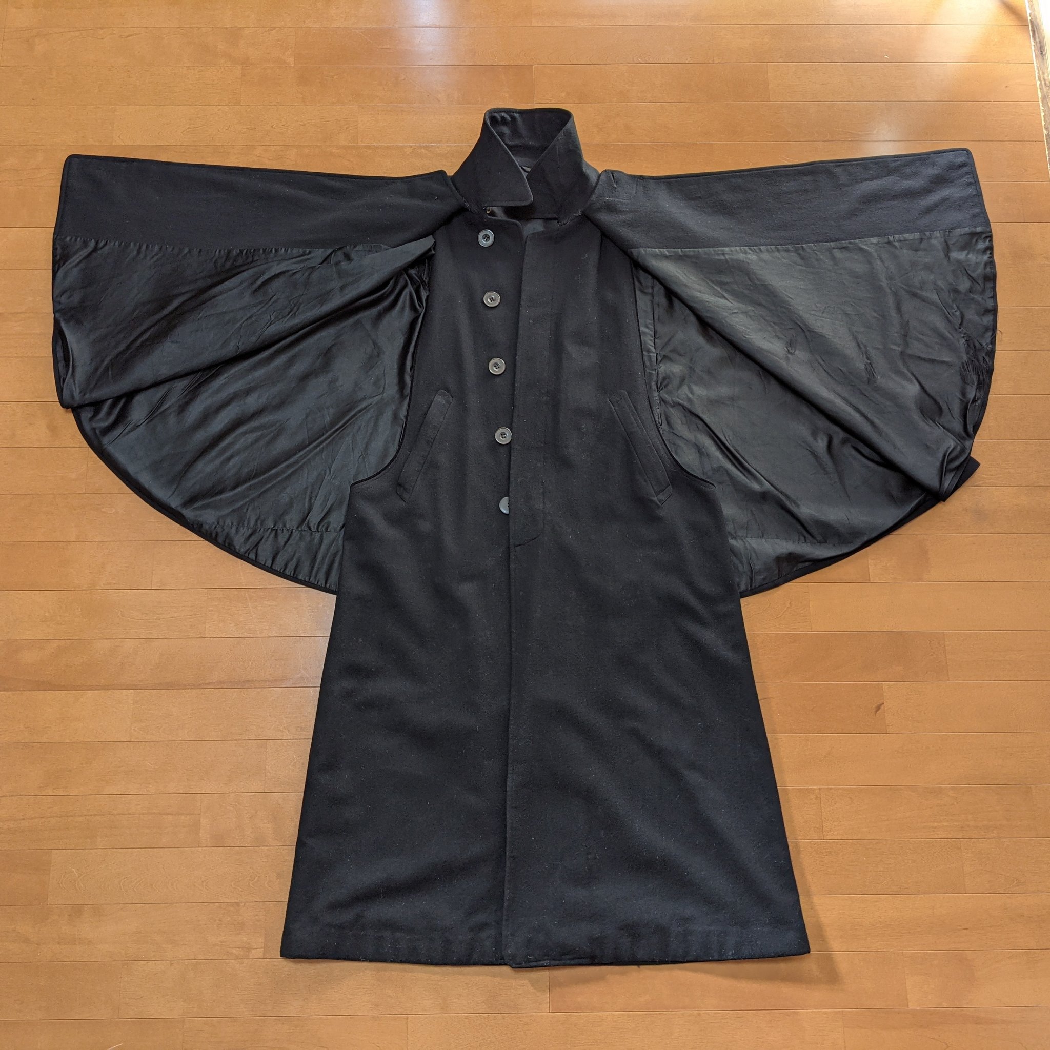 じん 自分の服は自分で作ろう 着物の時に着ている昭和初期のトンビ インバネス コート ずっと現役だったので生地もすり切れて縫い目も引っ張れば崩壊する もったいないので解体して型紙作って複製しようと思います 別珍のパイピングとか極細玉縁の