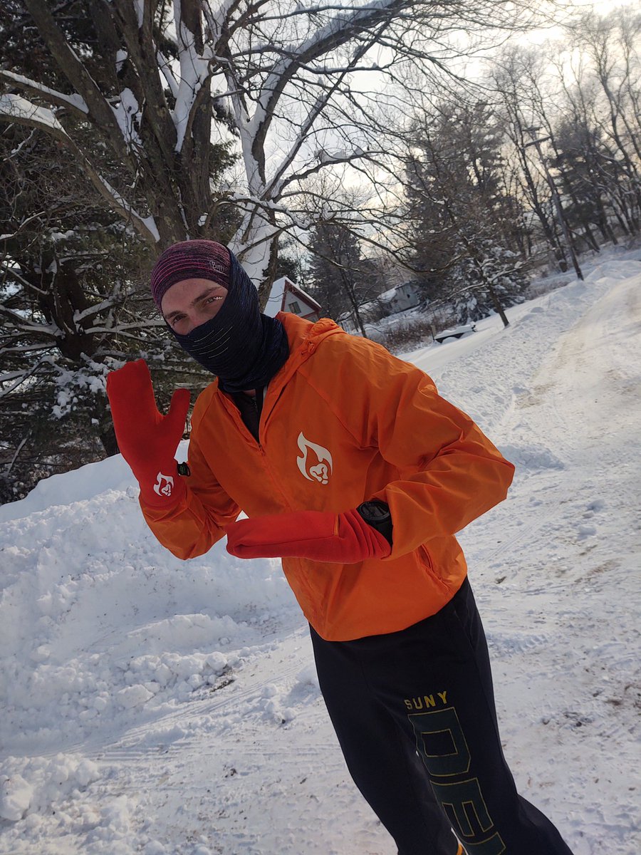 throwingstar09's tweet photo. Winter running ninja courtesy of @BUFF_USA and @turtlegloves! Code: “TURTLEBIBRAVE” saves 15% for Turtle gloves and signing up for newsletter with buff saves you 15% #bibchat #bibravepro #turtleglovesbr #buffrunbr https://t.co/1hlIS8kuoa