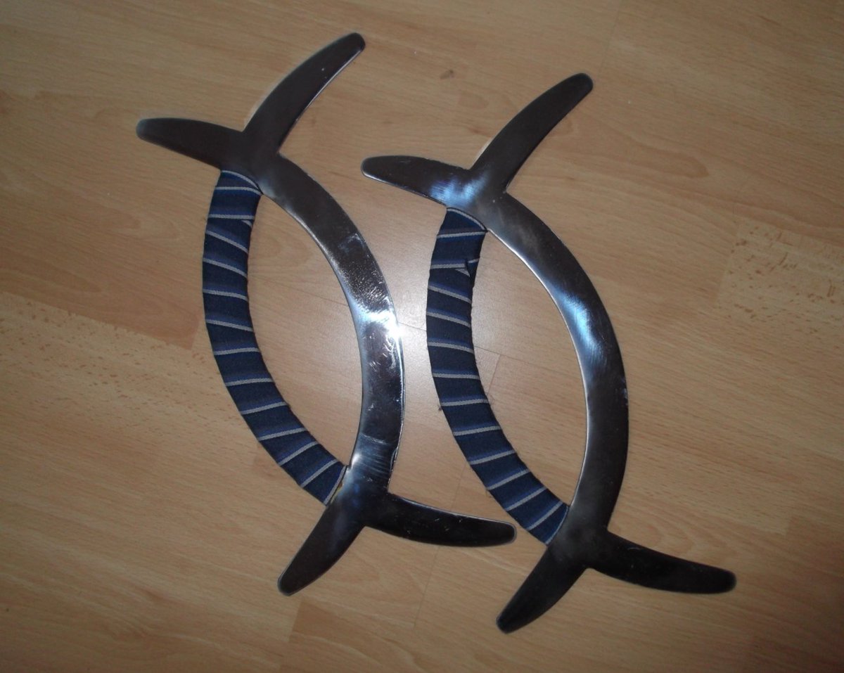 These are crescent moon blades / deer horn knives!! Interestingly, it's associated with Baguazhang, which is what airbending is based onAlso, for those of you who read Daughter of Smoke and Bone, this is Karou's signature weapon