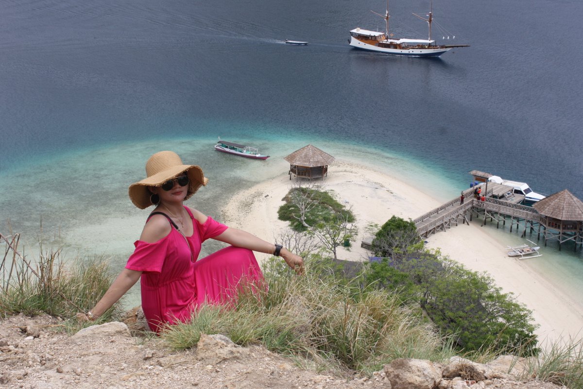 SukaWisata's tweet photo. TRIP KOMODO-LABUAN BAJO REGULER :
--------------------------------------
* Komodo Full Day 1 Hari ➡ 648 rb/pax
* Komodo Full Day Speed Boat 1 Hari ➡ 1.348 rb/pax 
* Komodo Bajo 3h2m Live on Board Honeymoon ➡ 3.248 rb/pax (trip tiap jumat-minggu)
.
Tidar : 0813591111178 /wa https://t.co/VTfRwImRPW