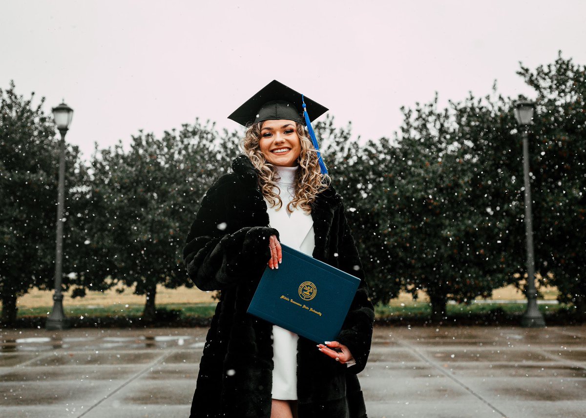 LorrayAnn's tweet photo. Just in case you didn’t know, I’m a GRAD 🥳 https://t.co/VCfXS8Uxgd